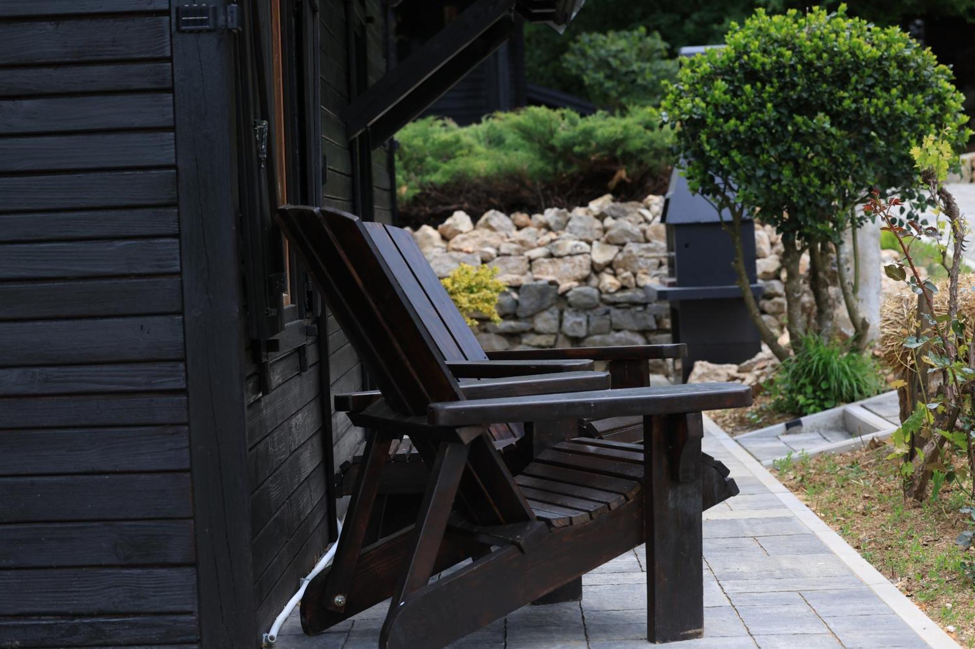 Woodenhouse With Two Apartments Otočac Exterior foto